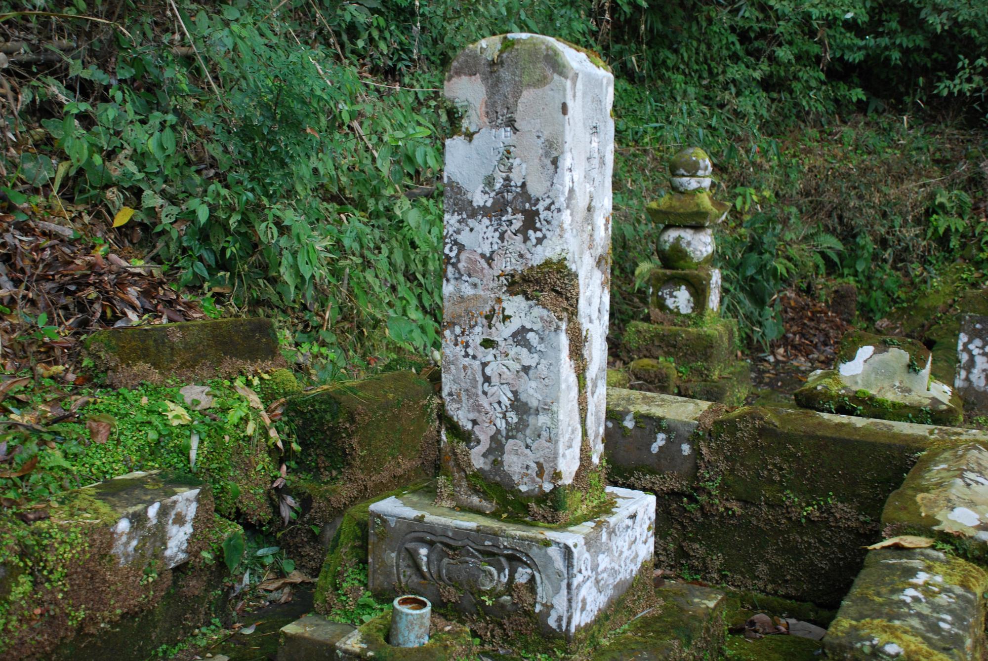 椿窓院殿供養塔